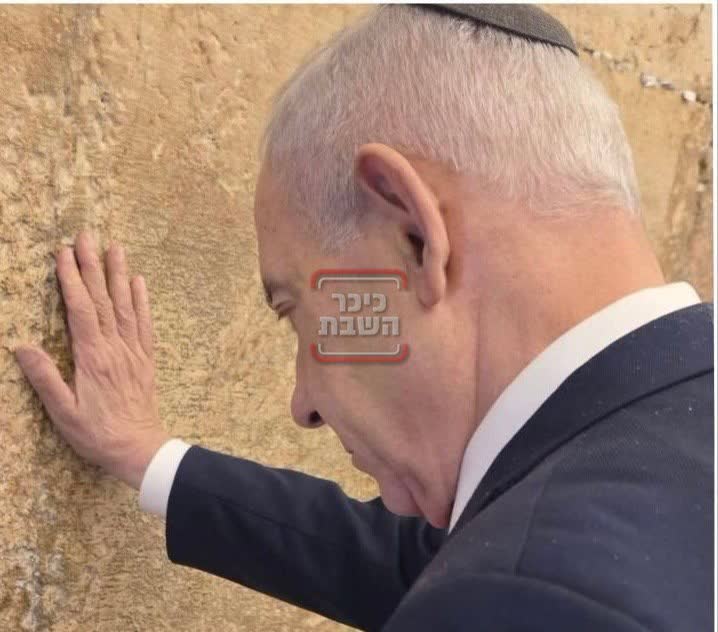 ראש הממשלה מתפלל בכותל המערבי