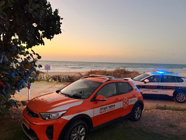 כוחות רפואה ומשטרה בחוף הים