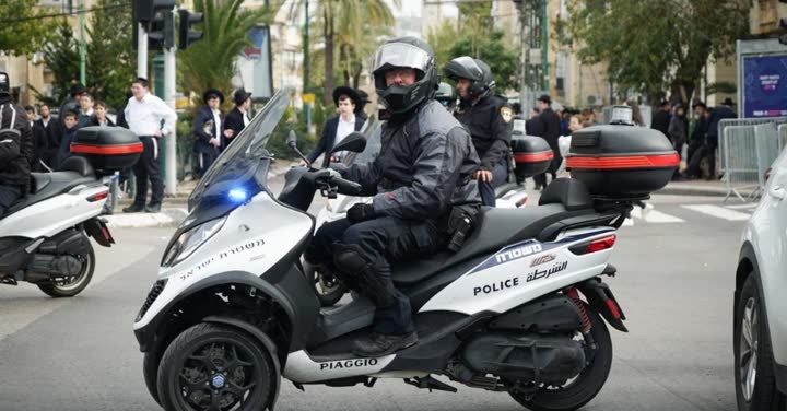 שוטרים על אופנועים ברחוב