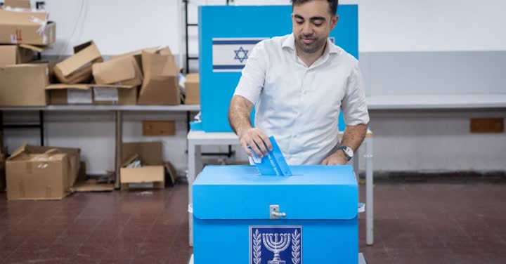 אדם מצביע בקלפי ביום הבחירות