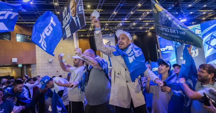 פעילים חוגגים במטה הבחירות
