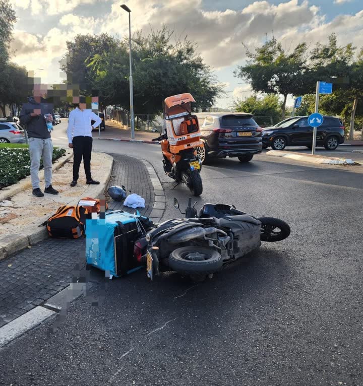 זירת תאונת דרכים בה מעורב אופנוע