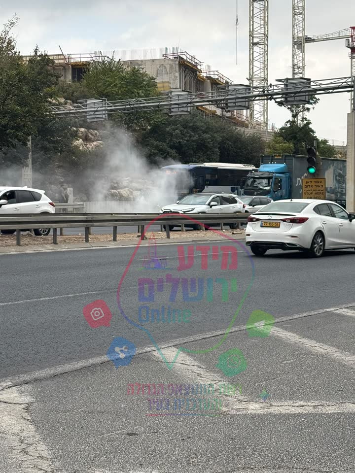 עשן ורכבים בזירת אירוע חירום