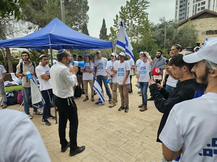 פעילים מתאספים במסגרת פעילות שטח בחירות