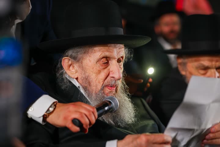 ראש הישיבה שליט״א בעת קריאת מכתב