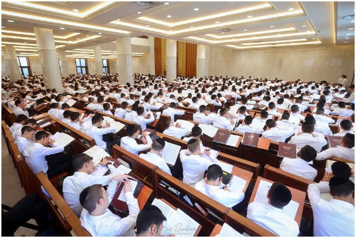 בחורי ישיבה לומדים בהיכל בית המדרש