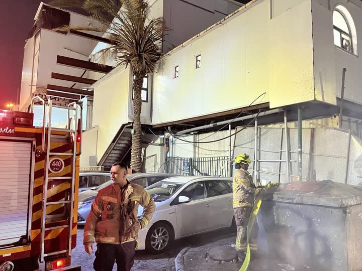 לוחמי אש מטפלים בשריפת פח טמון
