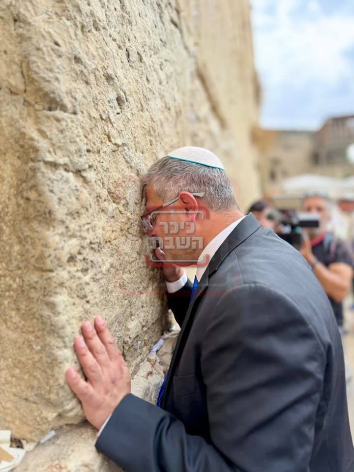 השר מתפלל בכותל המערבי