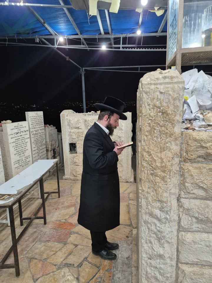 המועמד מתפלל על ציון האדמו״ר