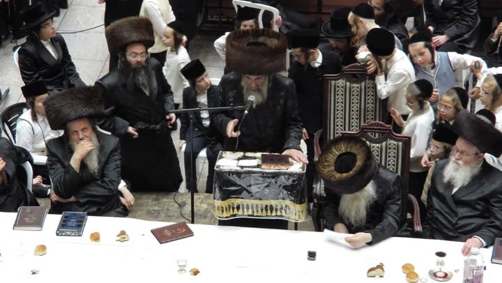 אב״ד ויז׳ניץ נושא דברים בקהל חסידים