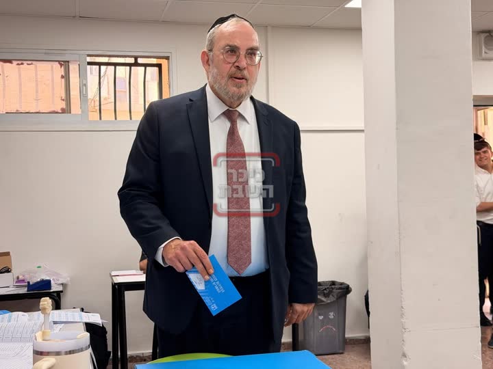 חבר כנסת מצביע בקלפי