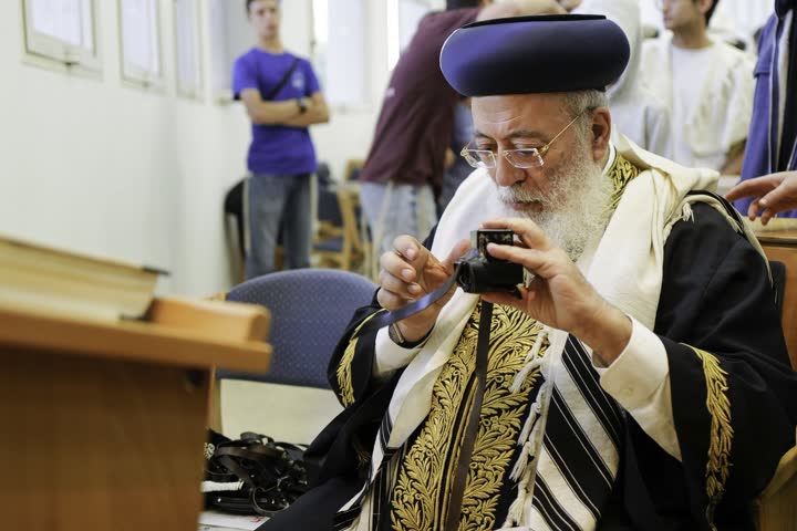 הראשון לציון הגרש״מ עמאר בבדיקת חפץ