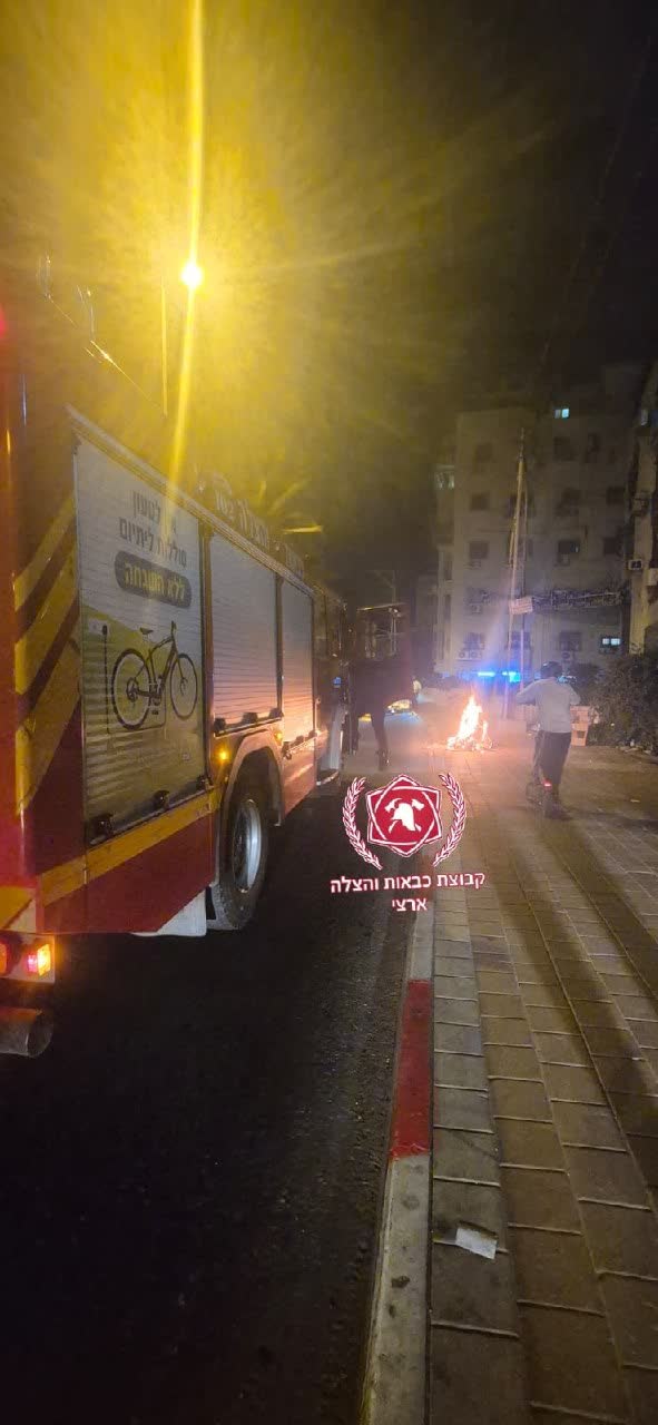 כבאית חונה מול זירת שריפה ליד בניין