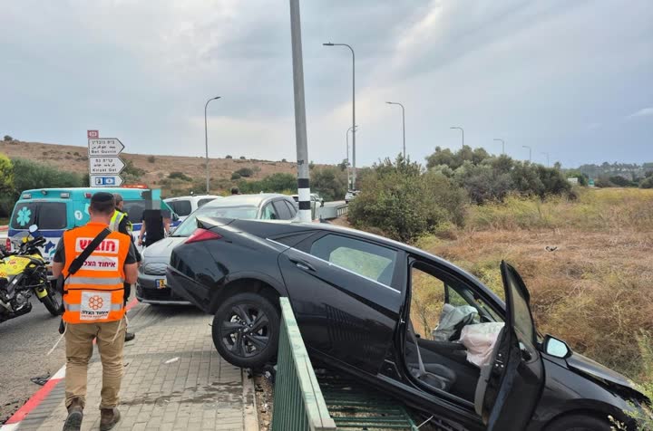 זירת תאונת דרכים בצומת מרכזי