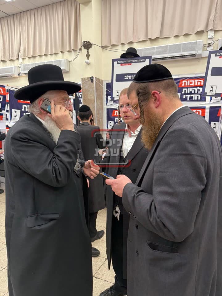 ח״כ מאיר פרוש בטלפון סמוך לקלפי