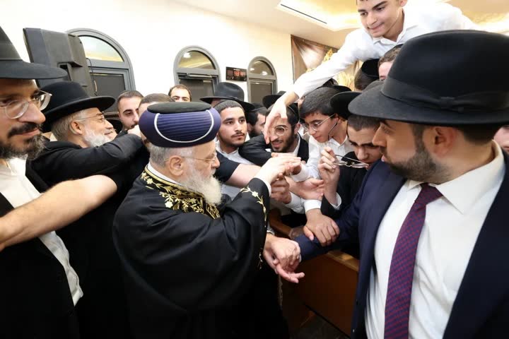 הרב יצחק יוסף מוקף בבחורי ישיבה