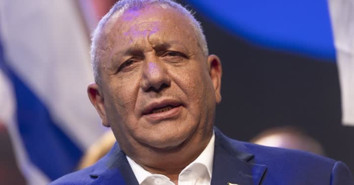 חבר כנסת נושא נאום במטה הבחירות