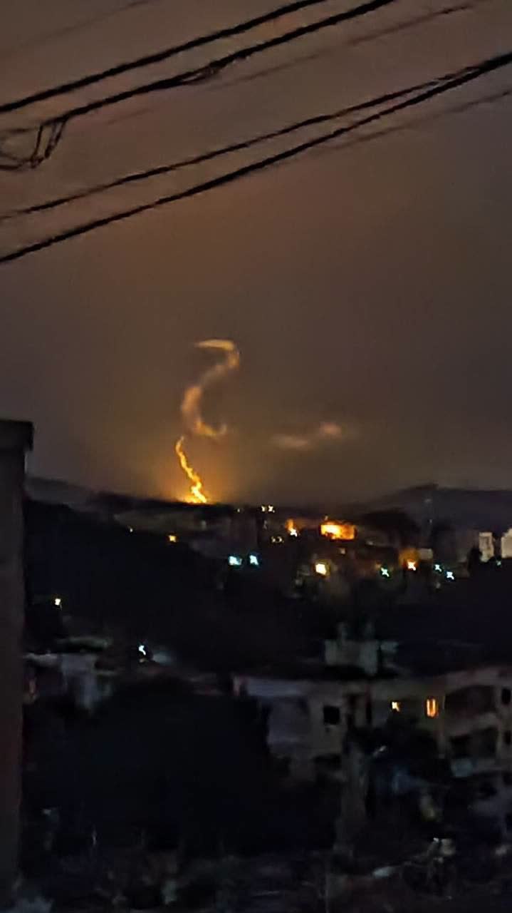 פצצות תאורה בשמי דרום לבנון בלילה