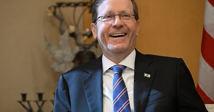 נשיא המדינה מחייך במסיבת עיתונאים
