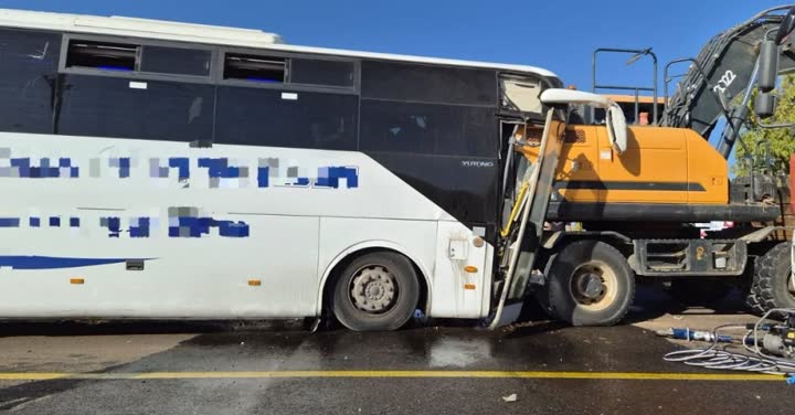 האוטובוס והטרקטור המעורבים בתאונה