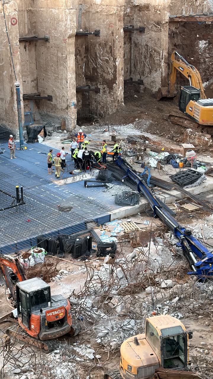 זירת אתר בנייה וכלים הנדסיים
