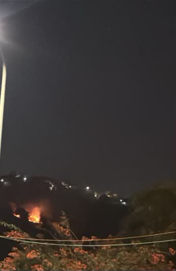 להבות השריפה בשטח הפתוח בלילה