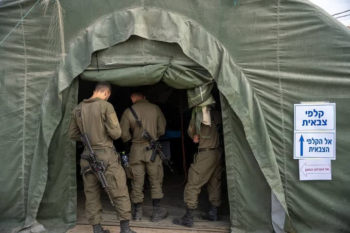 חיילים נערכים ליד קלפי צבאית