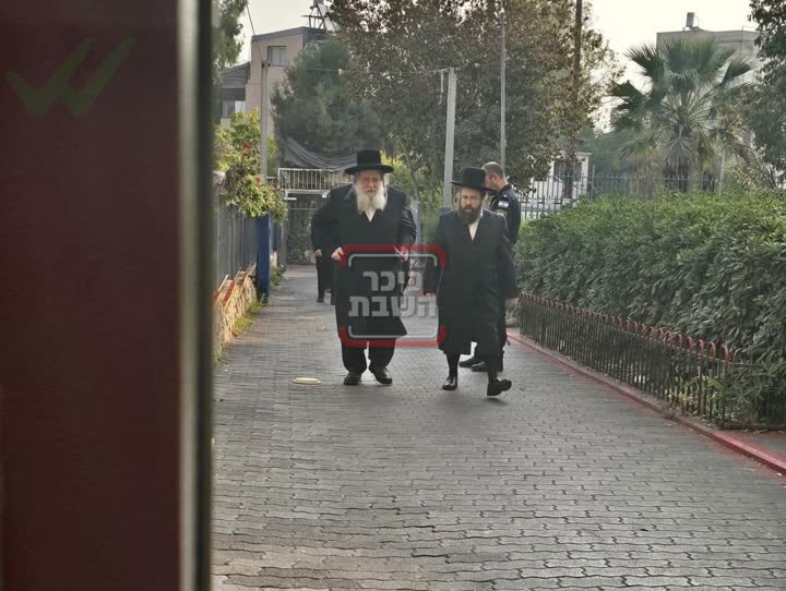 האדמו״ר מגור הולך לקלפי