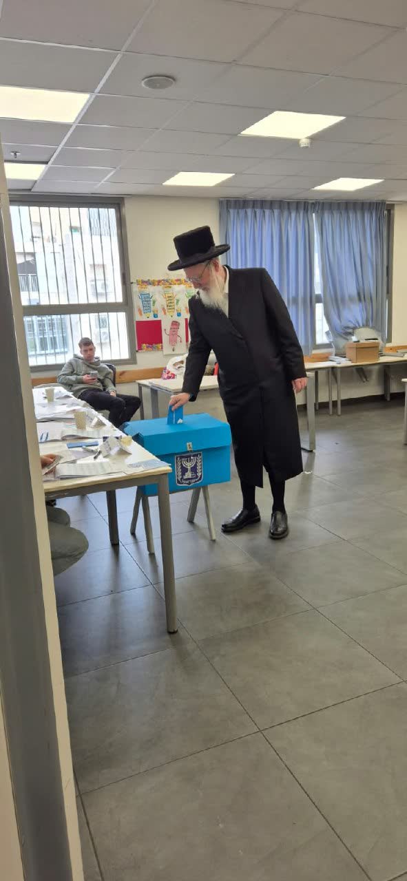סגן השר ישראל אייכלר מכניס פתק קלפי