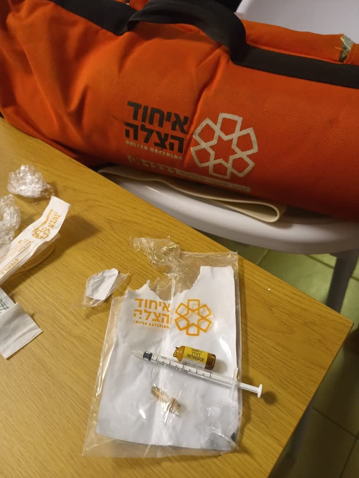 ציוד רפואי ומזרק אפיפן בזירה