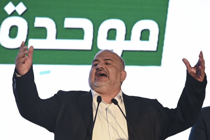 מנסור עבאס נואם באירוע פוליטי