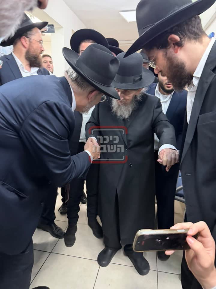 ראש הישיבה הגר״ד לנדו מגיע להצביע בקלפי