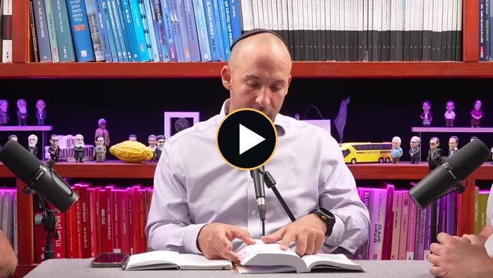 דובר באולפן לצידם של ספרי קודש