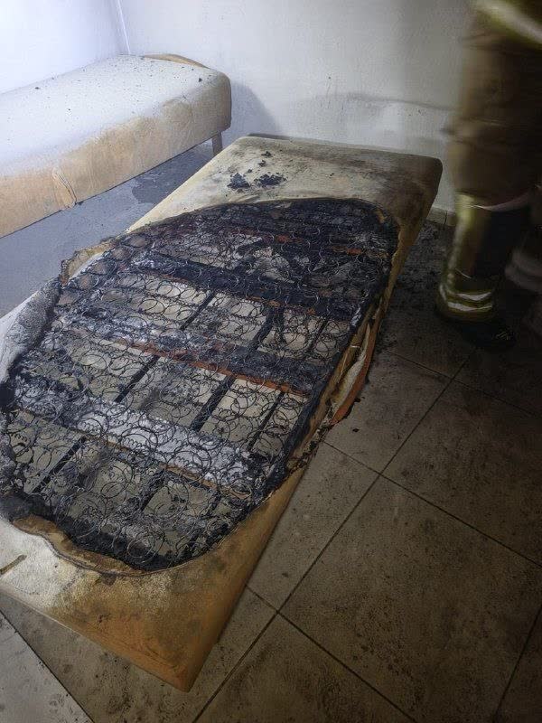מזרון שנשרף חלקית בזירה