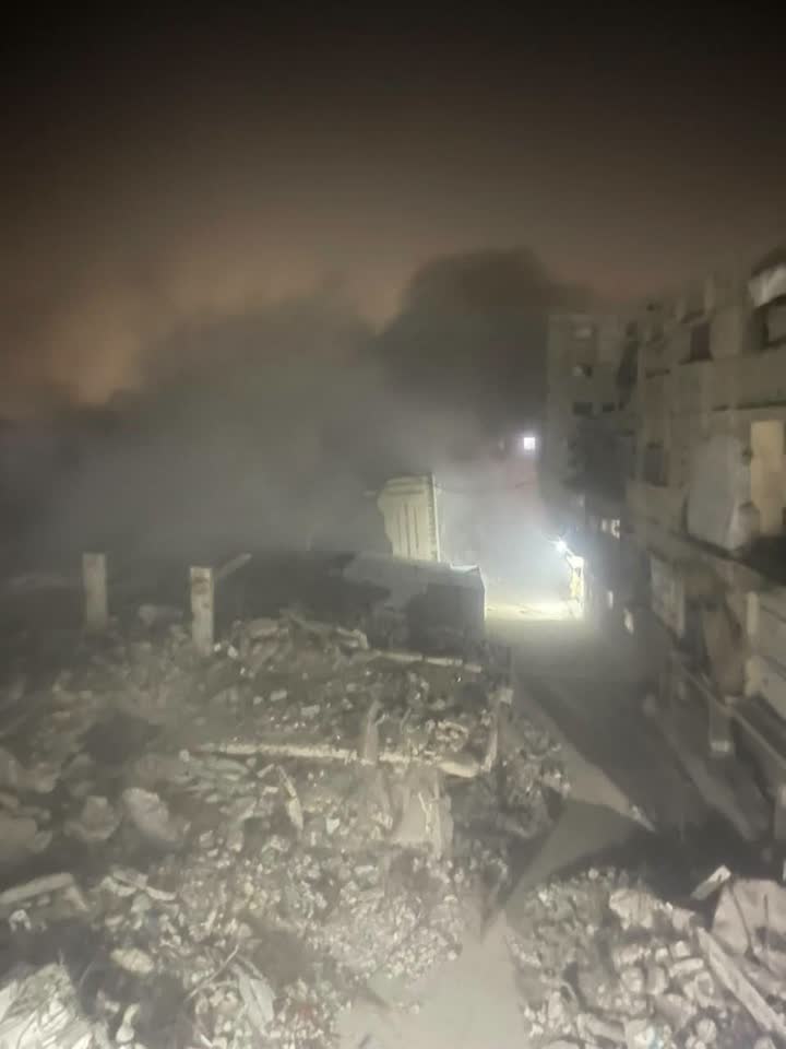 עשן והרס בעקבות תקיפה בעזה