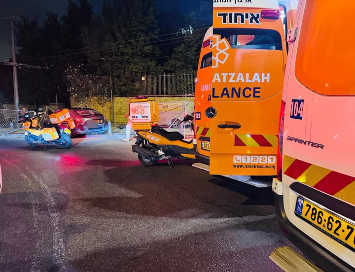 אמבולנסים ואופנועים של איחוד הצלה בזירת התאונה