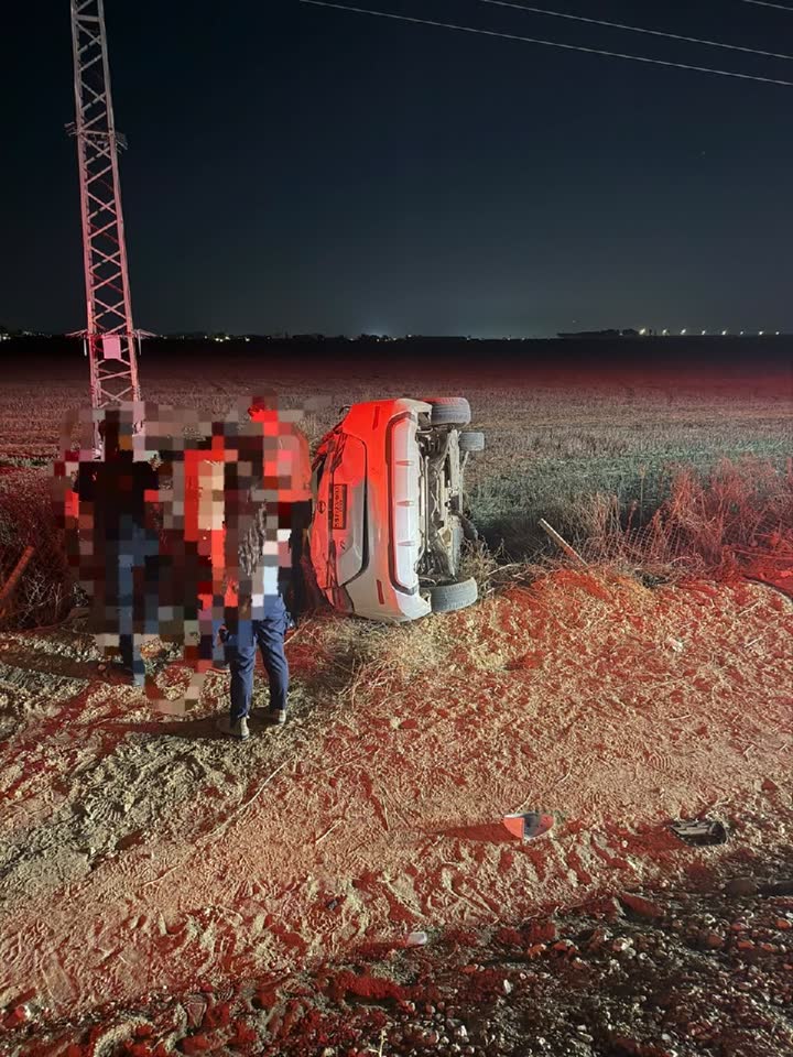 רכב הפוך בשטח לצד עמוד תאורה