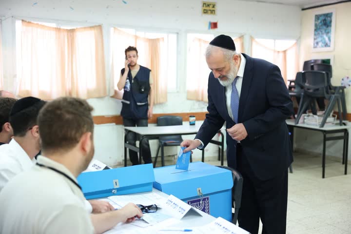 אריה דרעי מצביע בקלפי ביום הבחירות