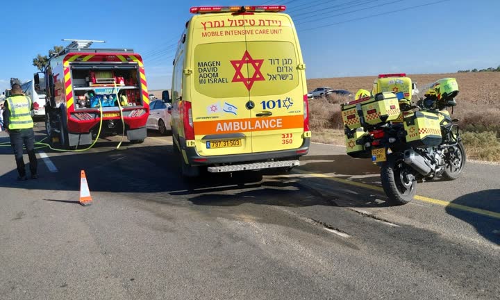 ניידות טיפול נמרץ בזירת התאונה