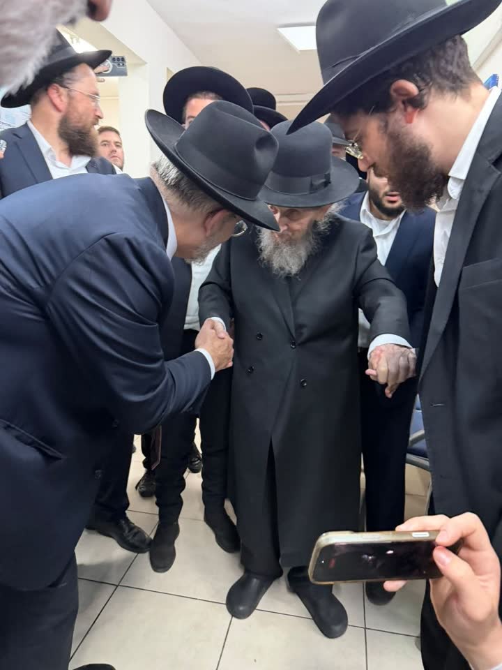 רבן של ישראל מגיע להצביע בקלפי