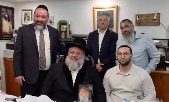 הרב אברג׳ל יחד עם פעילים