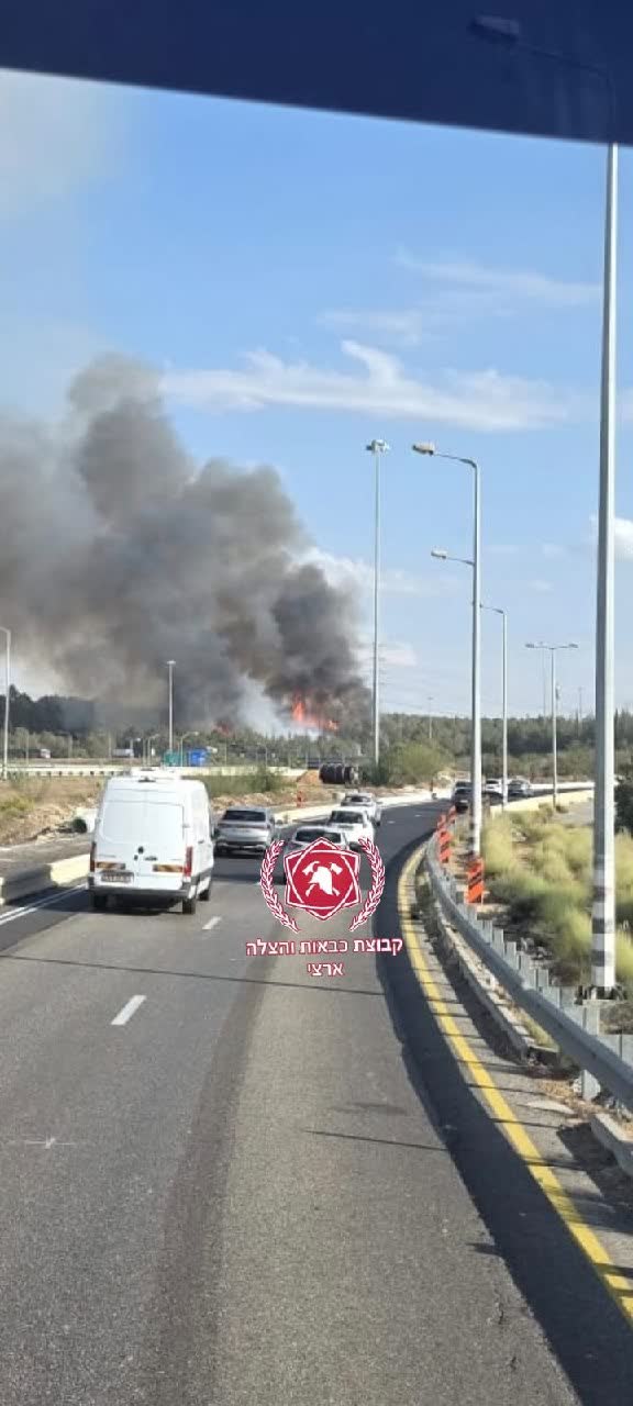 עשן סמיך מיתמר מזירת שריפה