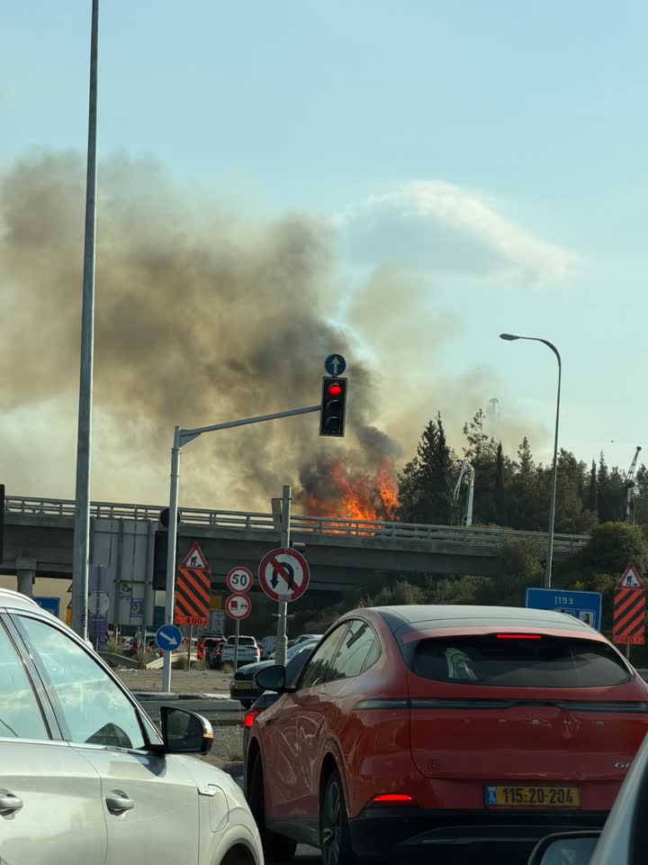 עשן ואש סמוך לכביש