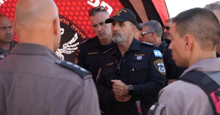 המפכ״ל בפעילות בשטח מוקף שוטרים