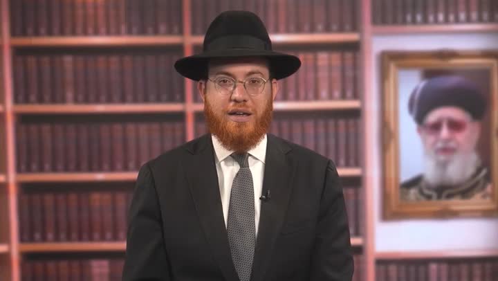 רב מעביר שיעור הלכה מול ספריה