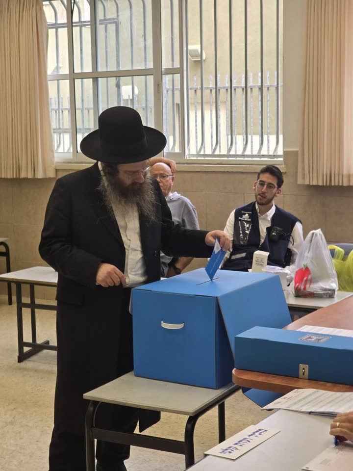 הרב עמרם פריד מכניס פתק לקלפי
