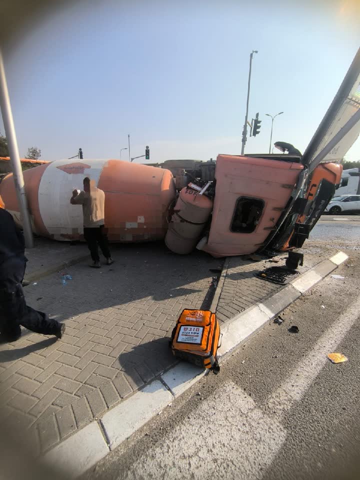 משאית הפוכה לאחר תאונת דרכים
