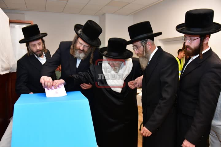 האדמו״ר מויז׳ניץ מצביע בקלפי
