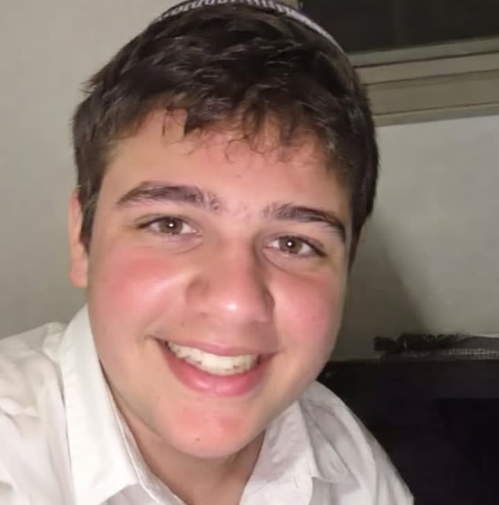 נער מחייך למצלמה