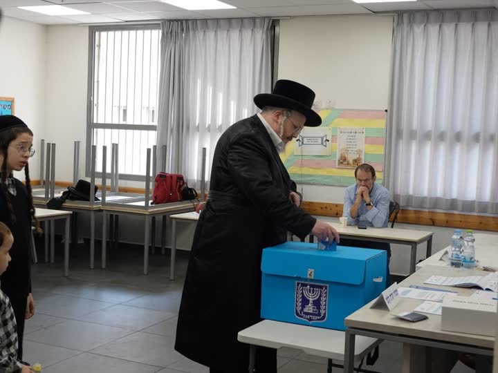 רבי אהרן מרדכי רוקח מצביע בקלפי